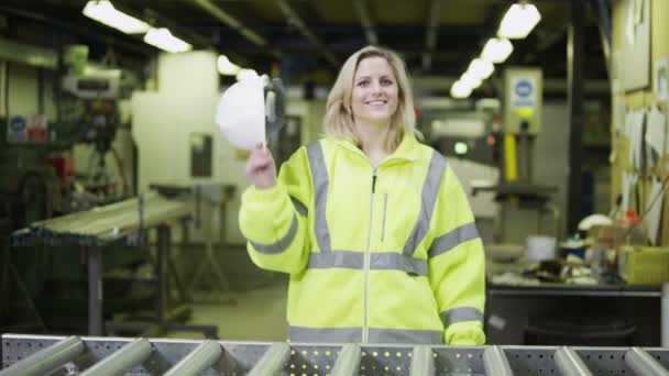 Retrato de uma trabalhadora de armazém feliz e atraente — Vídeo de Stock