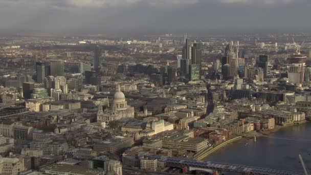 Vista aérea panorámica sobre la ciudad de Londres y el río Támesis — Vídeo de stock