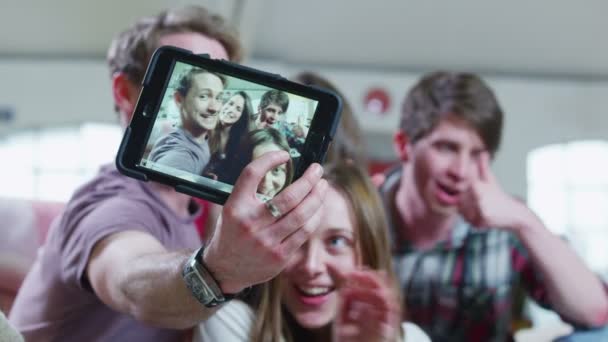 Счастливые юные друзья позируют для фотографии — стоковое видео