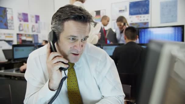 Négociant du marché travaillant au bureau 