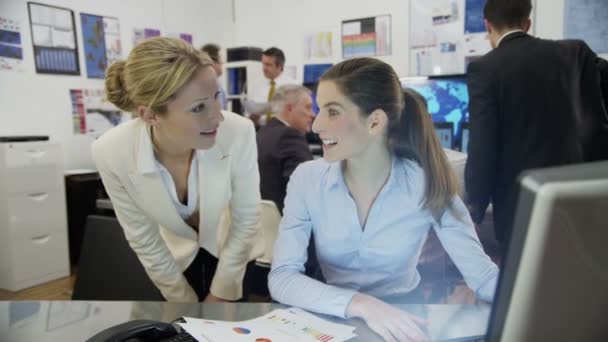 Les commerçants financiers travaillent dans le bureau 