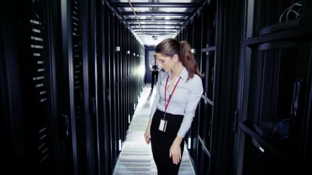 Het ingenieurs werken in een datacenter — Stockvideo