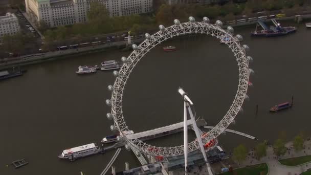 Letecký pohled na london eye a Řeka Temže — Stock video