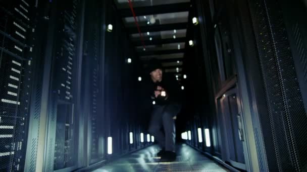 L'uomo sospetto e 'entrato nel data center. — Video Stock