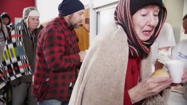 汤厨房志愿者帮助养活那些无家可归的人 — 图库视频影像