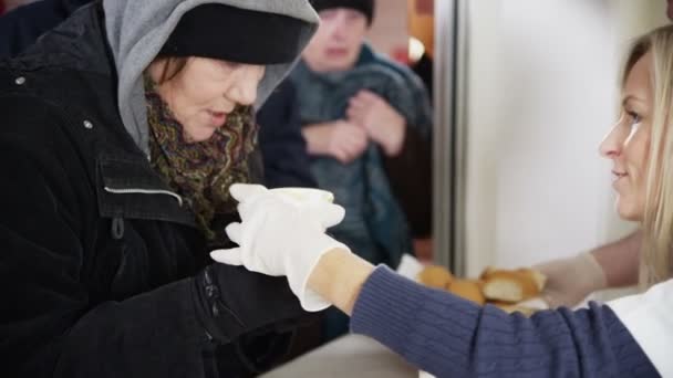Zupy kuchnia wolontariusze pomagają karmić bezdomnych — Wideo stockowe