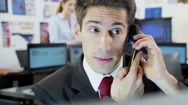 Commerciante di mercato sta facendo affare per telefono — Video Stock