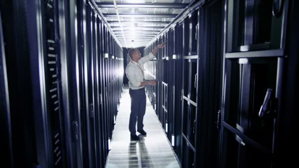 Man het ingenieur werkt in datacenter — Stok video