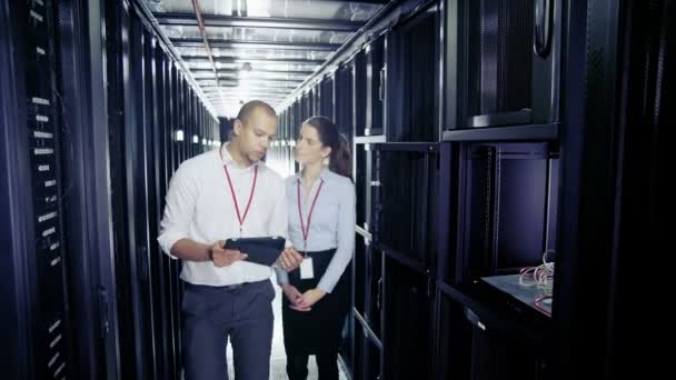 Mensen die werkzaam zijn in datacenter — Stockvideo