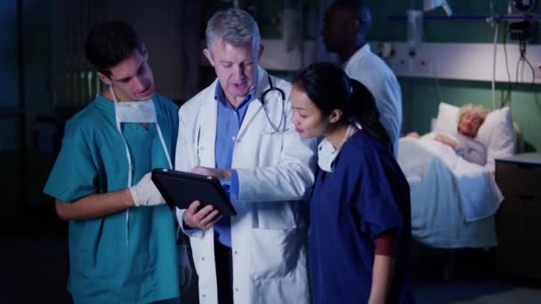 Doctor with computer tablet — Stock Video