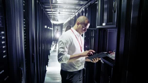 Personnes travaillant dans un centre de données 