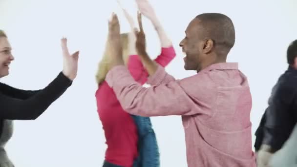 Des personnes multi-ethniques en vêtements colorés — Video