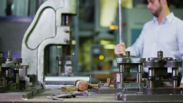 Jeune homme opérateur de machine travaillant dans une usine — Video