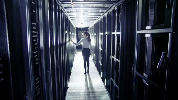 Ingénieur informatique féminine travaille dans un centre de données 