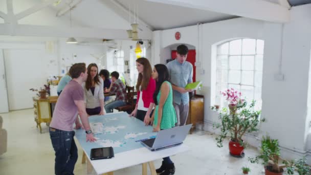 Portrait d'un étudiant masculin heureux ou d'un jeune professionnel des affaires 