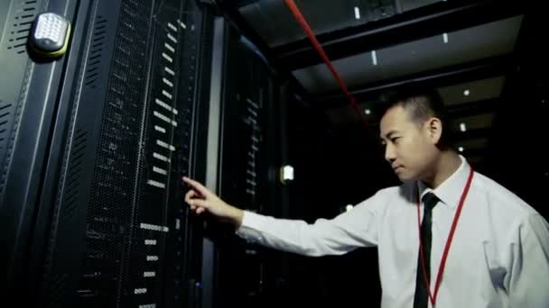 Het ingenieur werken in een datacenter — Stockvideo