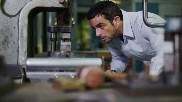 Unga manliga Maskinoperatör arbetar i en fabrik — Stockvideo