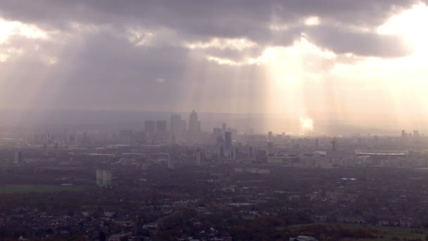 Letecký pohled na londýnské panoráma na zamlžený podzimní ráno — Stock video