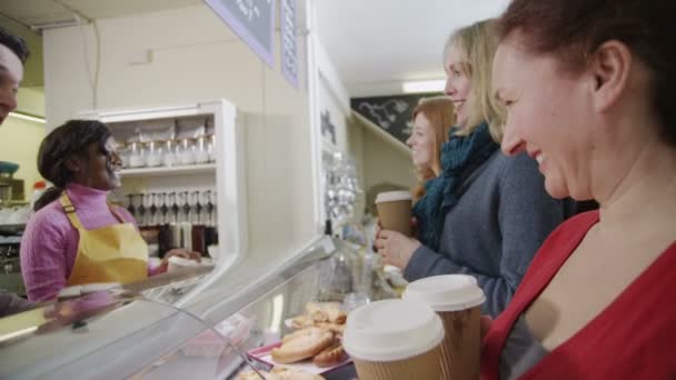 Amistosos baristas masculinos y femeninos que sirven a los clientes en una cafetería — Vídeos de Stock