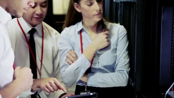 Team van mensen die werkzaam zijn op datacenter — Stockvideo