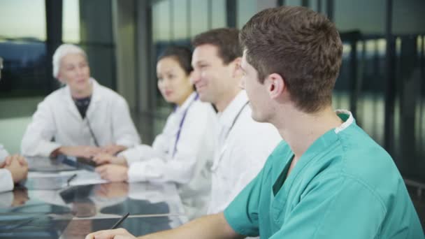 Trabajador médico en reunión — Vídeo de stock