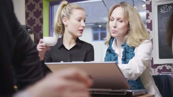 Mulheres de negócios atraentes em reunião casual em uma cafeteria — Vídeo de Stock