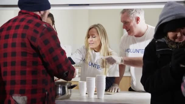 Sopa de cocina voluntarios ayudan a alimentar a las personas sin hogar — Vídeo de stock