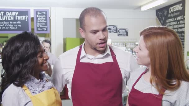 Retrato de uma equipe feliz de trabalhadores em uma loja de iguarias ou alimentos integrais — Vídeo de Stock