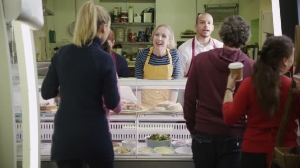 Vänlig personal som betjänar kunder med ett leende på räknaren bageri — Stockvideo