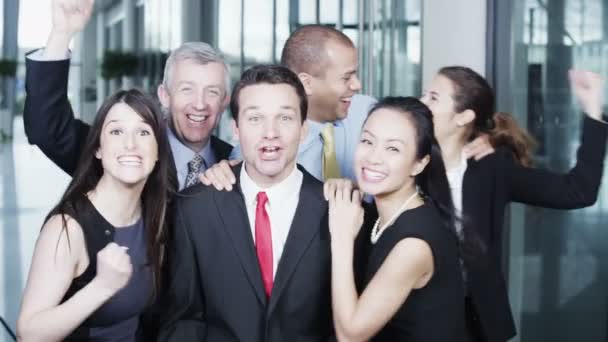 Equipe de negócios estão comemorando o sucesso — Vídeo de Stock