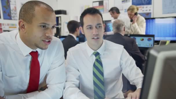 Les commerçants financiers travaillent dans le bureau 