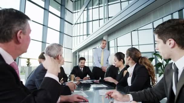 El equipo de negocios celebra una reunión — Vídeos de Stock