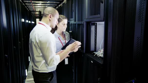 Team van mensen die werkzaam zijn op datacenter — Stockvideo