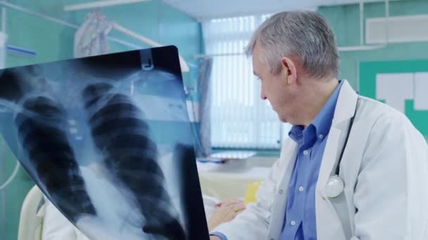 Arts x-ray resultaten bespreken met patiënt — Stockvideo