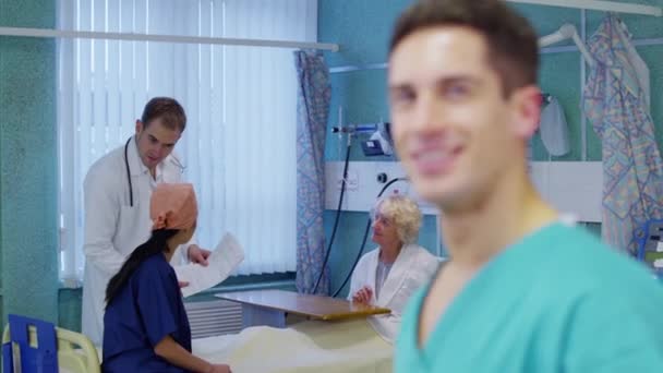 Enfermeira sorridente na enfermaria hospitalar — Vídeo de Stock