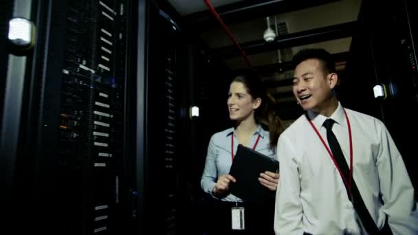 Ingegneri informatici che lavorano in un data center — Video Stock