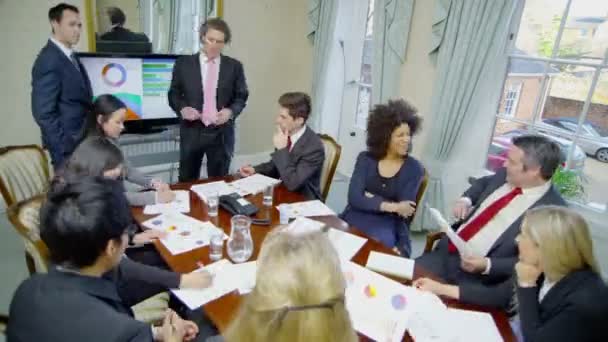 Konferans masa etrafında oturmuş iş adamları — Stok video