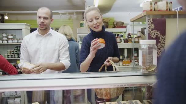 Des clients heureux servis par un personnel amical à la charcuterie — Video