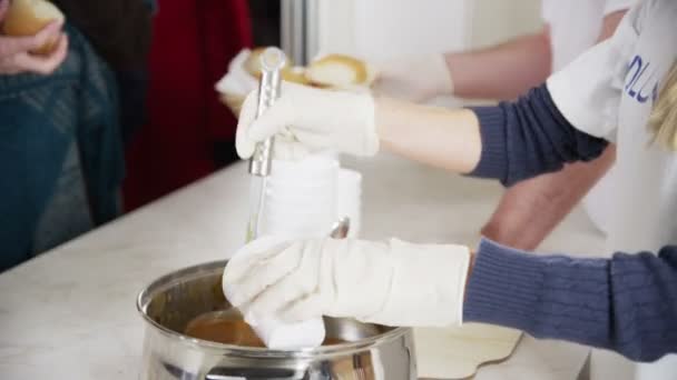 Sopa de cozinha voluntários ajudam a alimentar os sem-teto — Vídeo de Stock