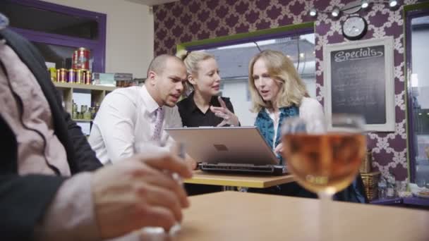 Attraktiva affärs trio i informella möte i ett kafé — Stockvideo