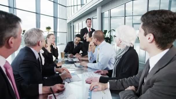 El equipo de negocios celebra una reunión — Vídeos de Stock