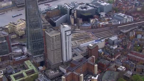 Londons högsta byggnad och floden thames — Stockvideo