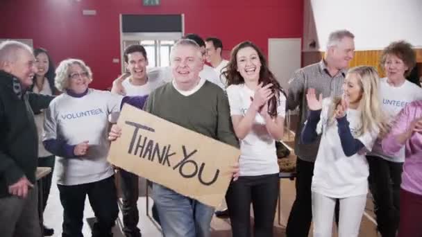 Μεγάλη ομάδα φιλανθρωπία εθελοντές χαμόγελο σε φωτογραφική μηχανή που κρατάει μια πινακίδα ευχαριστώ — Αρχείο Βίντεο