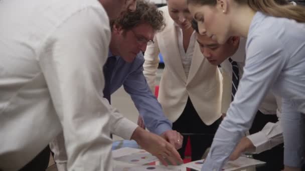 Equipe de profissionais brainstorming em reunião — Vídeo de Stock