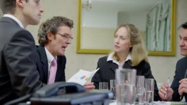 iş adamları konferans masa etrafında oturmuş