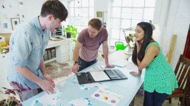 birlikte ortak bir proje üzerinde çalışırken öğrenci veya genç iş ortakları