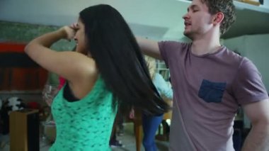 mutlu ve kaygısız içiyor ve bir ev partisinde dans genç arkadaş grubu