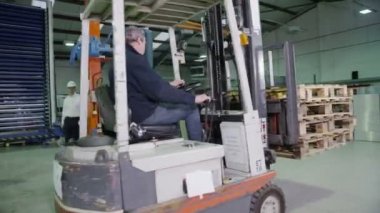 takım kaldırma ve boş ahşap palet taşıma meşgul depo işçileri