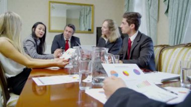 Konferans masa etrafında oturmuş uzmanları