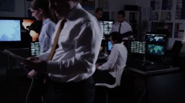 sistem kontrol odasında erkek güvenlik personeli
